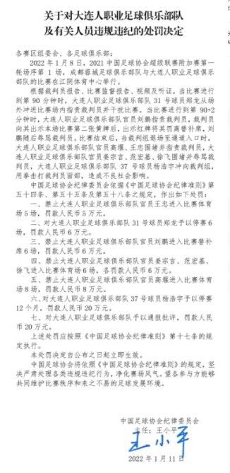 由于春秋相差甚远，在旁人异常的目光和锋利的言辞中被迫无奈分手，身份差异文化程度差一年夜截，在更加严重的自卑感当选择各奔前程，这些现象早已成了逐日社会新闻中不断转动的常客，当这些外在身分如同暴风暴雨般劈面而来时，那种在情况的作怪下迸发出来的无止尽的羞辱和疾苦，使关系变得不再纯洁和靠谱，身份地位的改变更成了彼其间没法逾越的一条鸿沟，《朗诵者》实在就是在制造以上前提的根本下，融进对过往沉痛汗青的直视和反思的同时，更是在精心打造的隐情中更加深切的切磋了人道的素质。